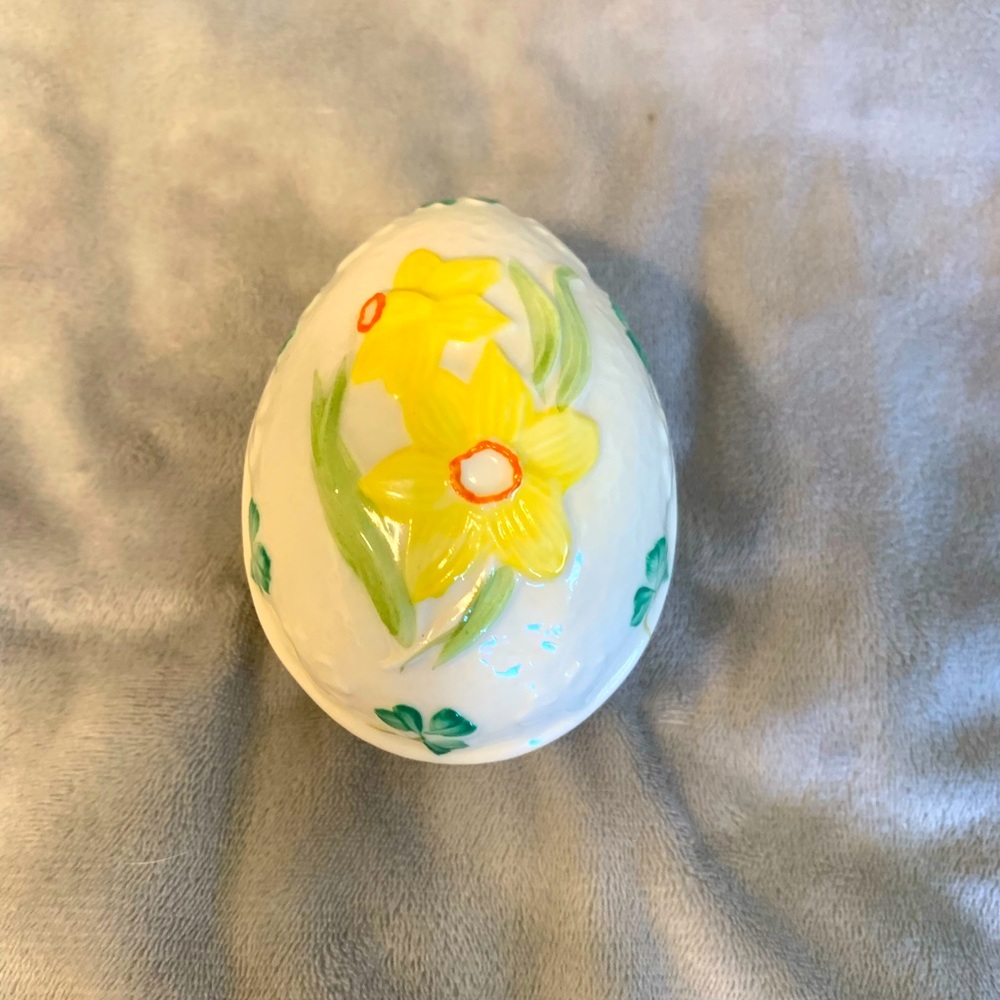 Belleek Porcelain Egg trinket box embossed with  Shamrocks & Daffodils.